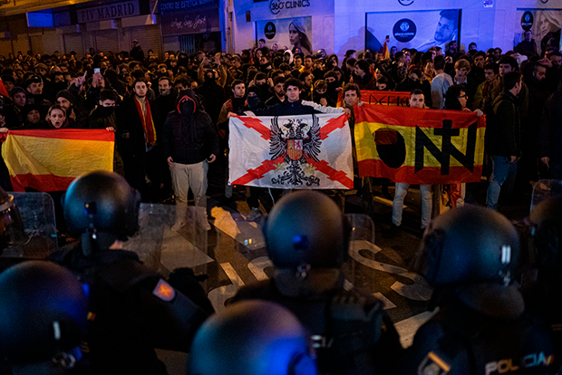 Manifestantes de Ferraz mostrando distintas banderas. Imagen: Twitter @Pauventeo